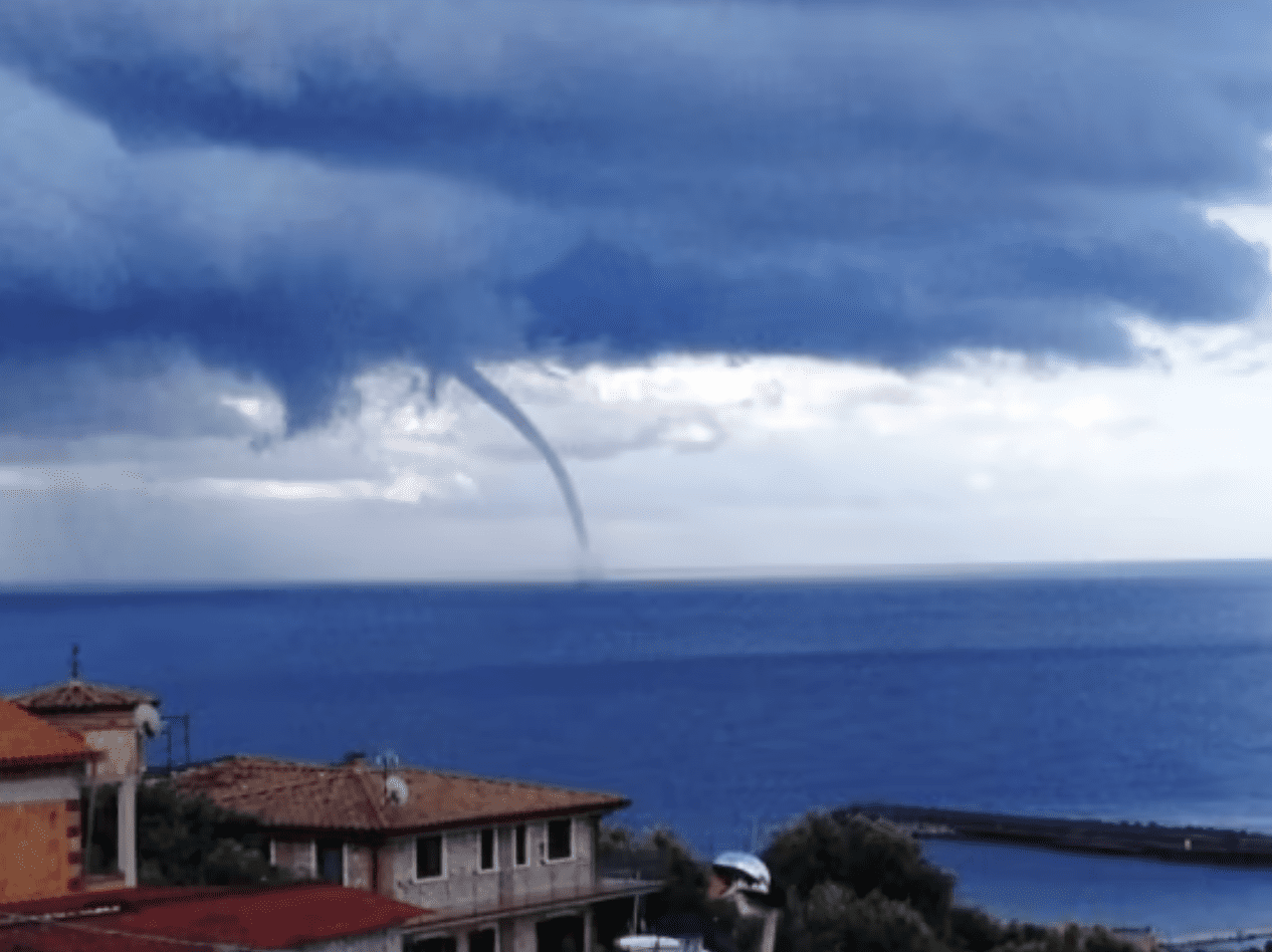 Tromba d’aria travolge Marina di Camerota: danni a strutture e lidi balneari