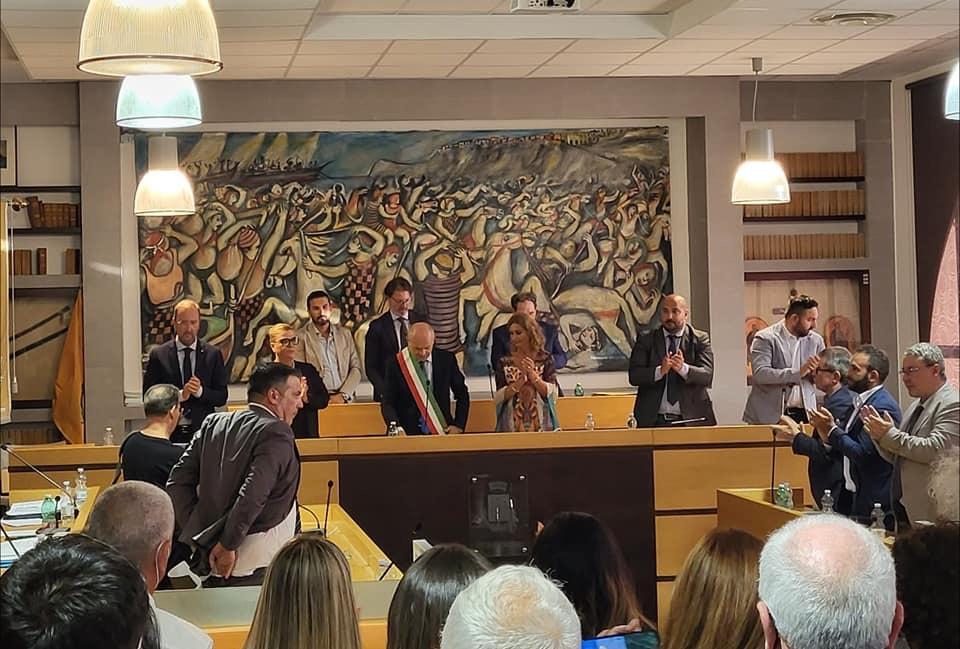 Agropoli, il giuramento del sindaco Roberto Mutalipassi: «E’ un onore»