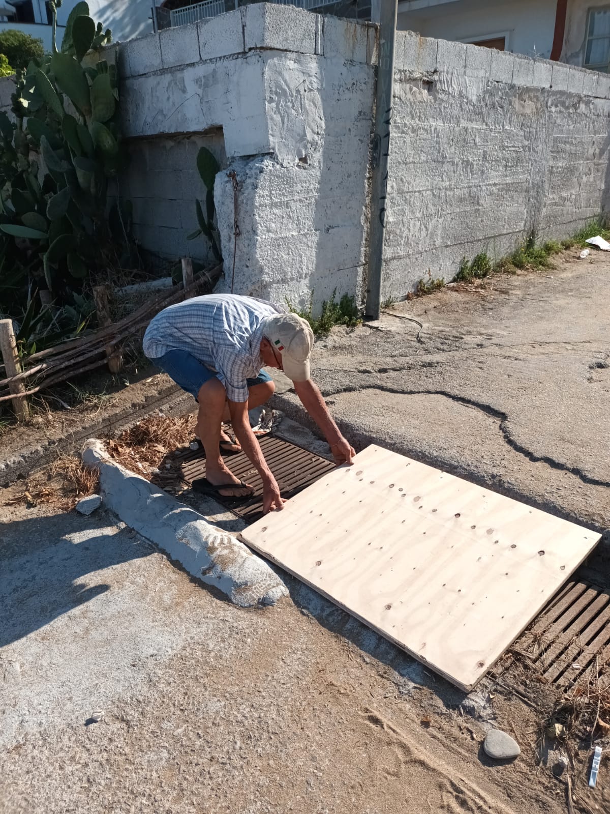 S’incastra con il passeggino in una vecchia pedana: 71enne di Castellabate prima la soccorre e poi ne realizza una nuova