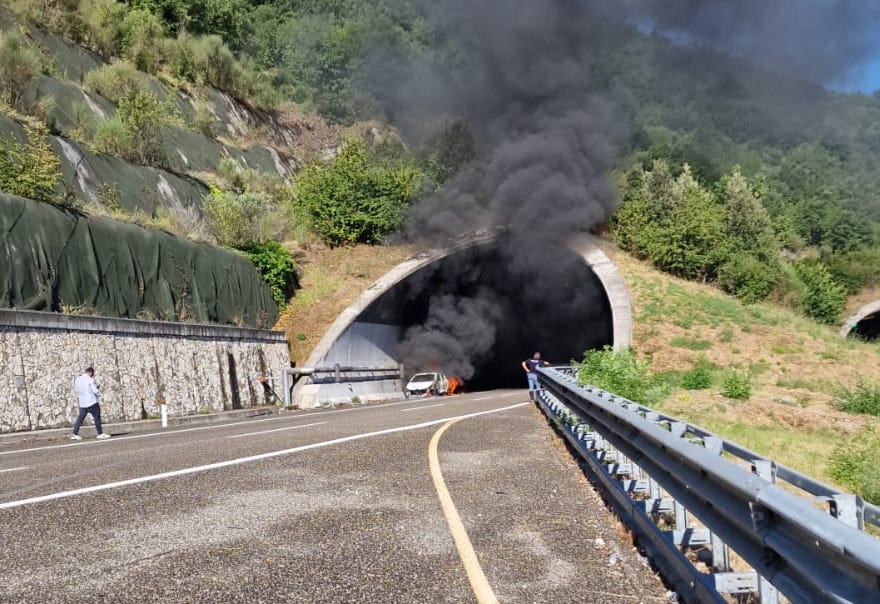 Auto in fiamme sull’autostrada a Sicignano degli Alburni: disagi al traffico