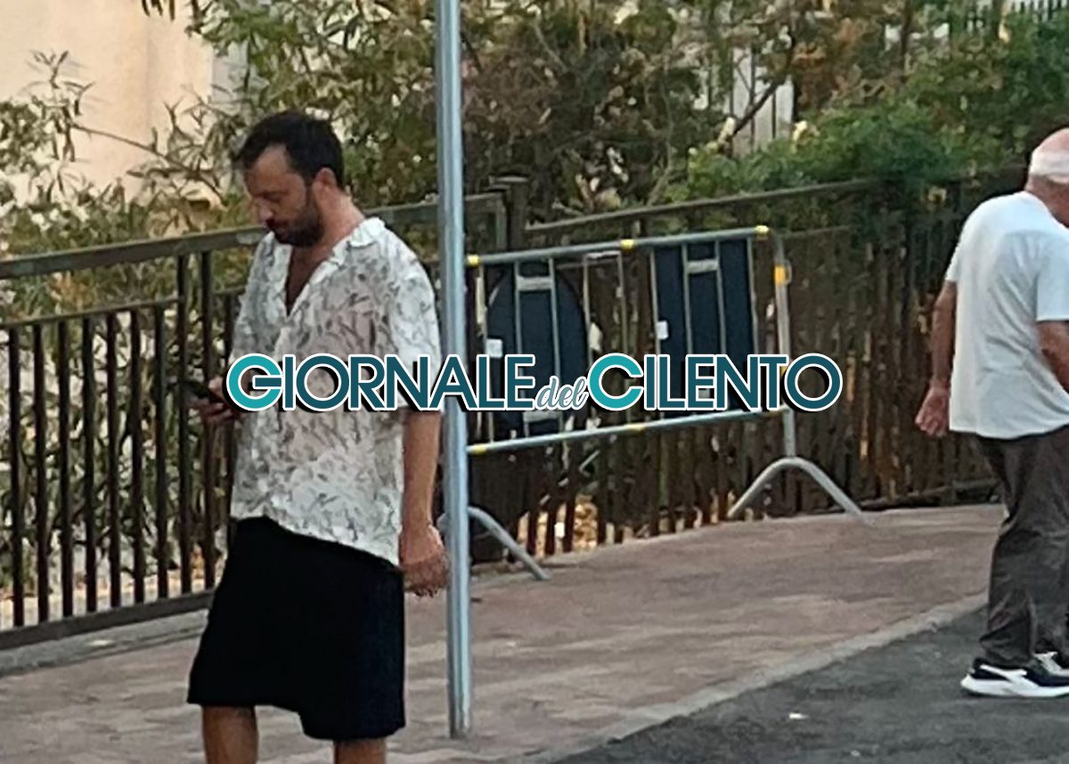 Sorpresa a Palinuro, Cesare Cremonini passeggia sul corso e scatta selfie con i fan