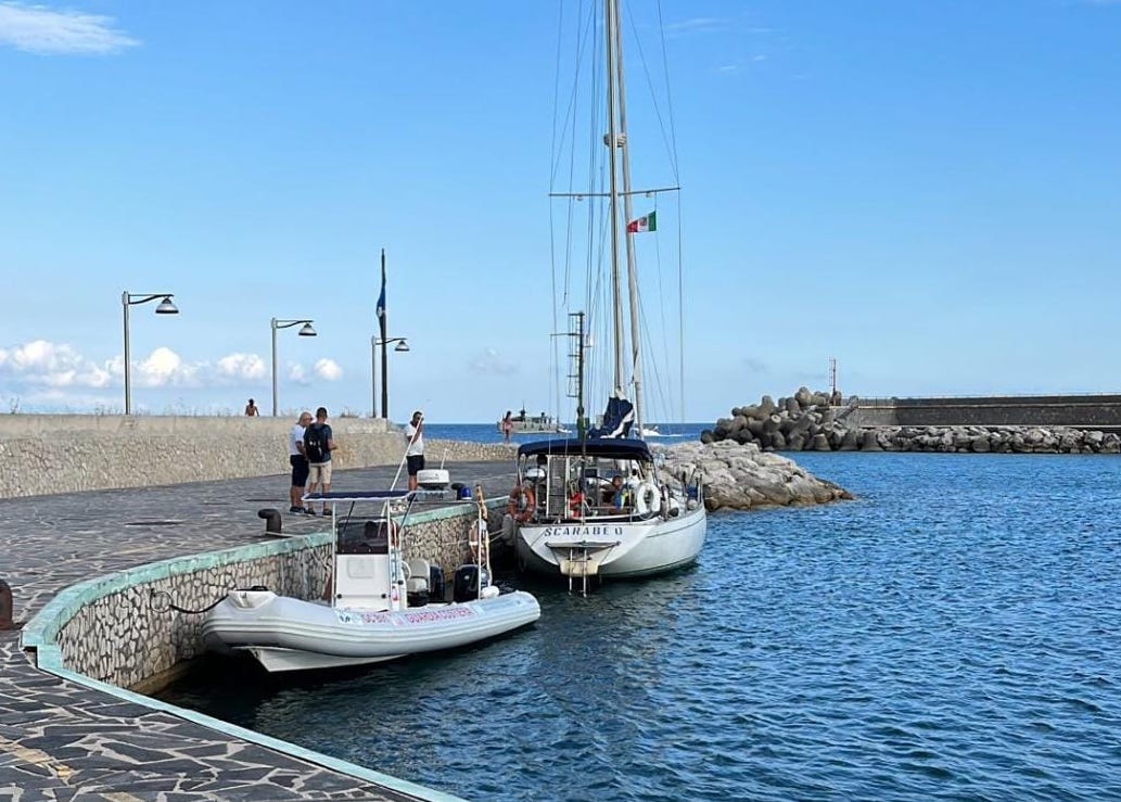 Barca a vela in avaria a largo di Lentiscelle a Marina di Camerota, soccorsa dalla Guardia Costiera￼￼￼