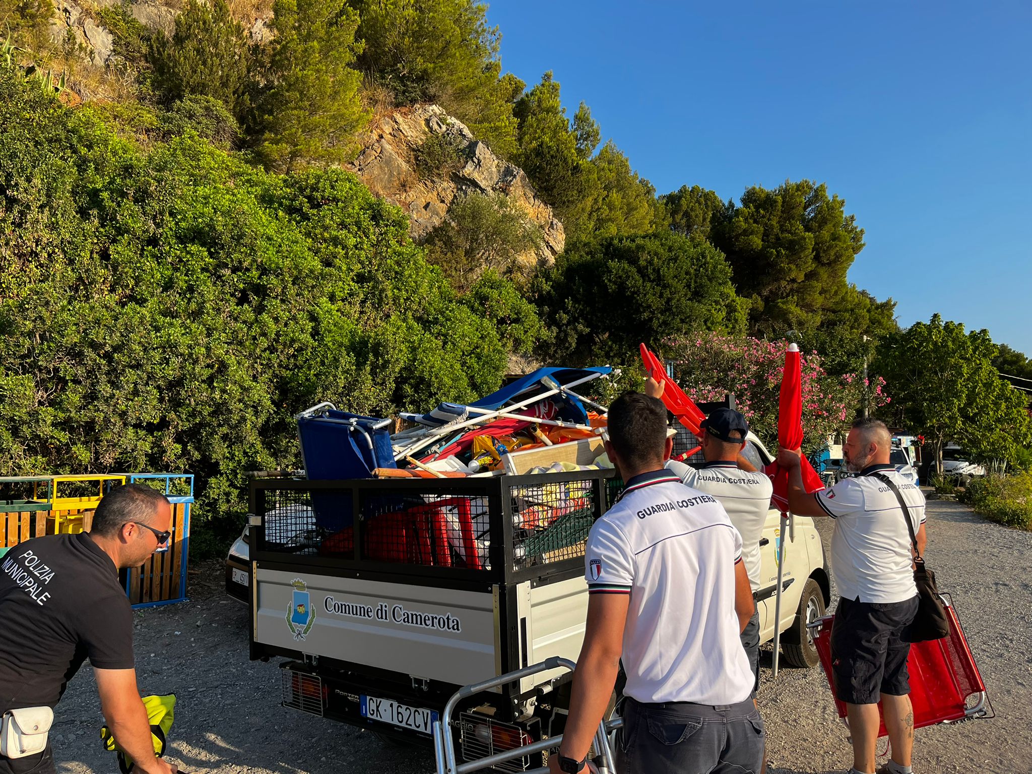 Camerota, blitz all’alba: sequestrati gli ombrelloni lasciati abusivamente in spiaggia per occupare il posto