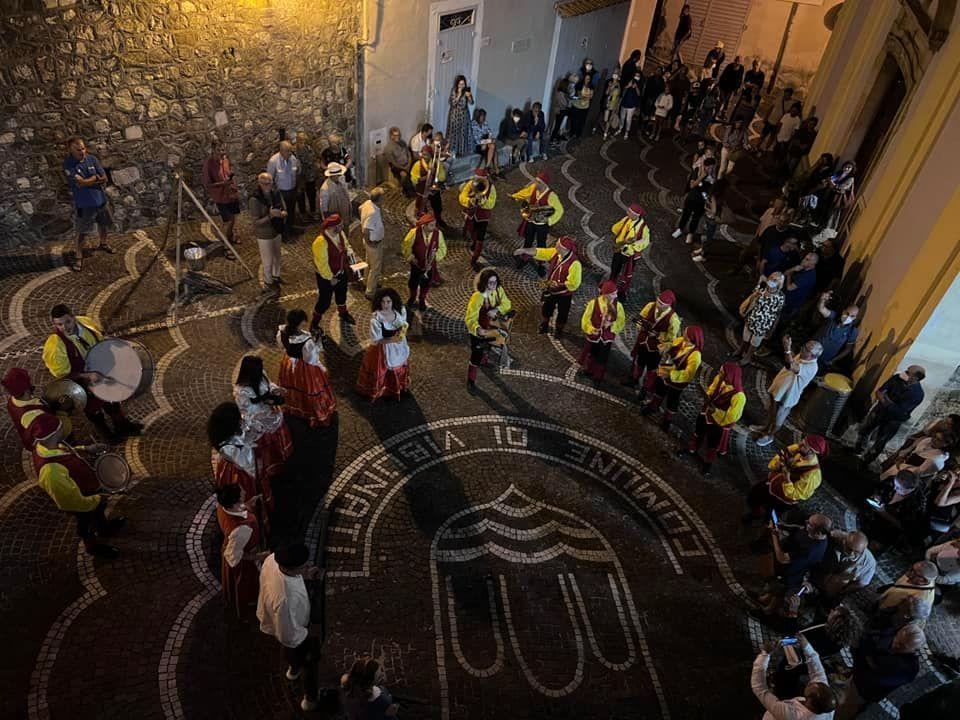 Vibonati torna indietro nel tempo con la rievocazione di Costabile Carducci e la presa del Municipio | FOTO