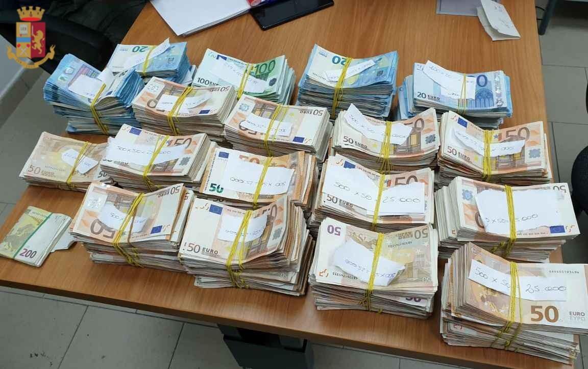 Atena Lucana, 1 milione di euro nascosto nel passeggino: sequestro della Finanza