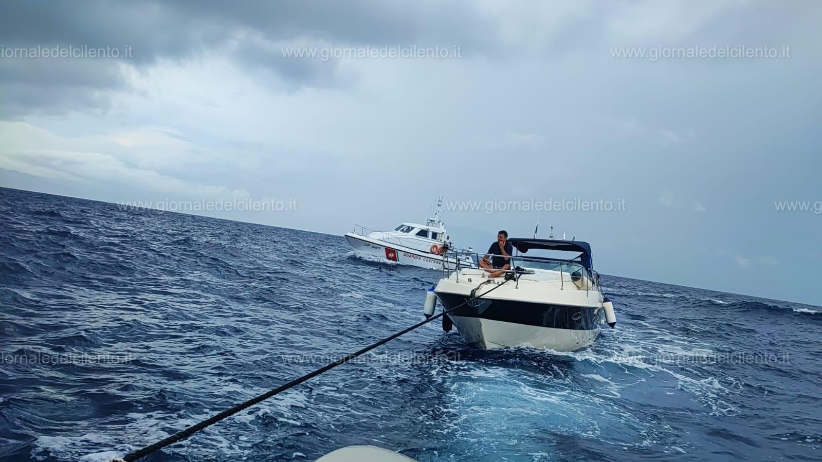 Baia Infreschi, barca con motore in avaria: interviene la Capitaneria di Porto