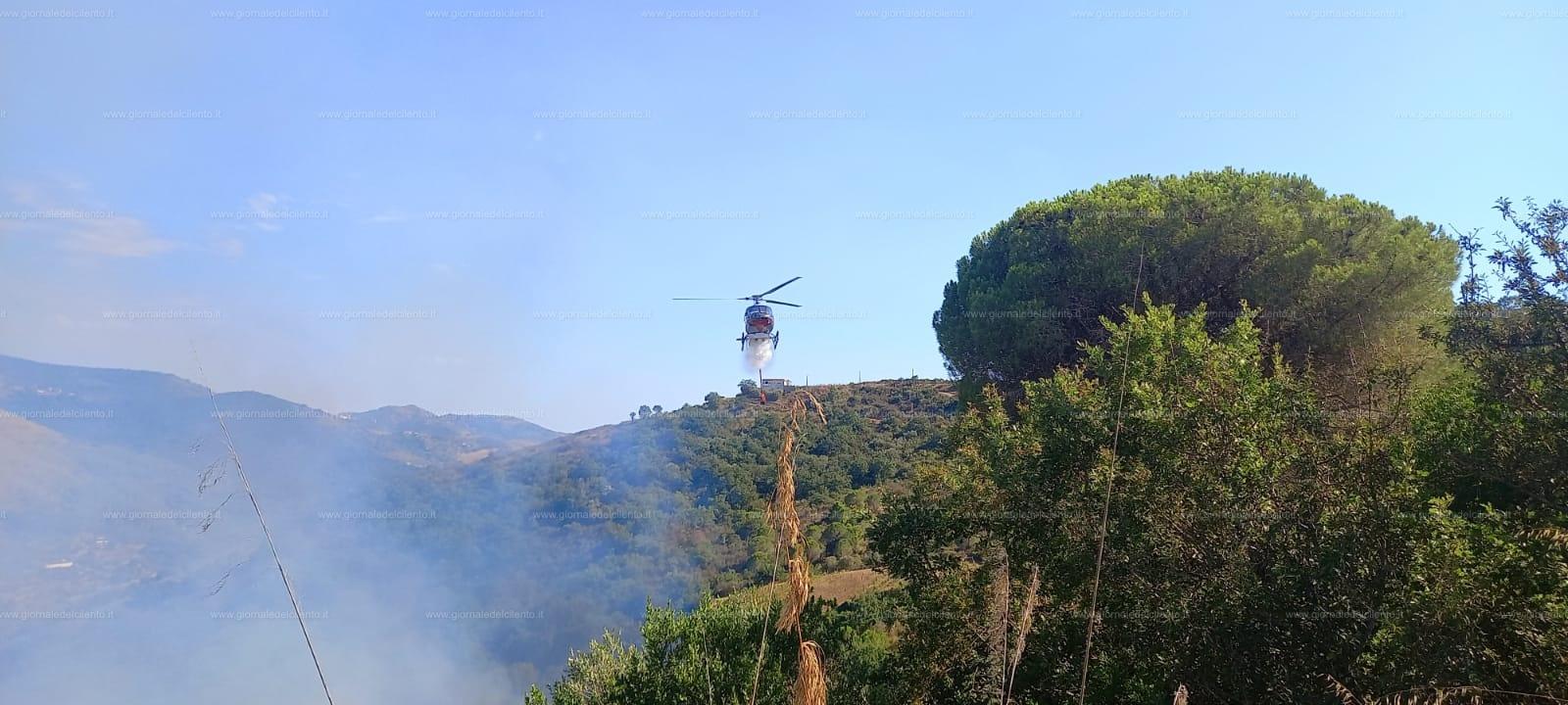 Brucia il Cilento: incendio a Perdifumo, in azione un canadair