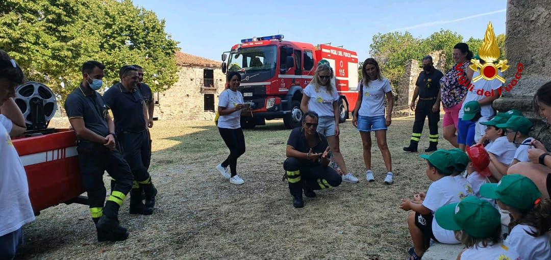 Ragazzi del campo estivo di Roscigno «a lezione» con i Vigili del Fuoco