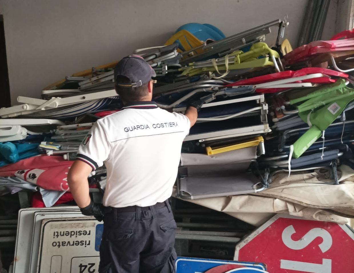 Palinuro, sequestrati più di 150 tra ombrelloni e sdraio: occupavano spiaggia libera