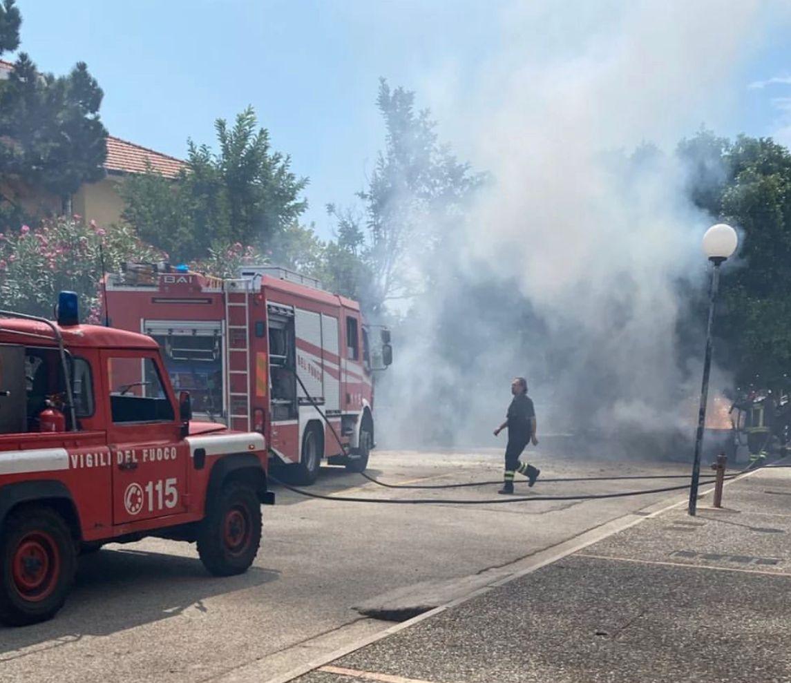 Ascea, auto in fiamme: sul posto i vigili del fuoco