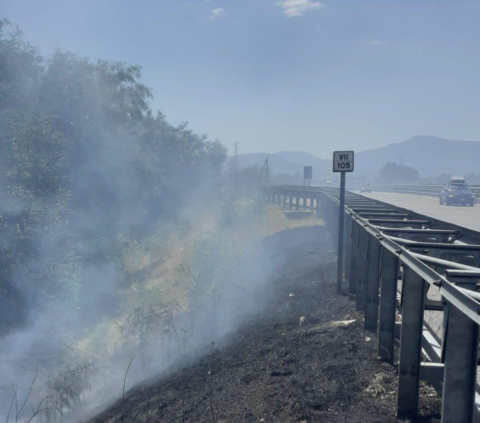 Incendio ai bordi dell’autostrada a Padula-Buonabitacolo: disagi per gli automobilisti