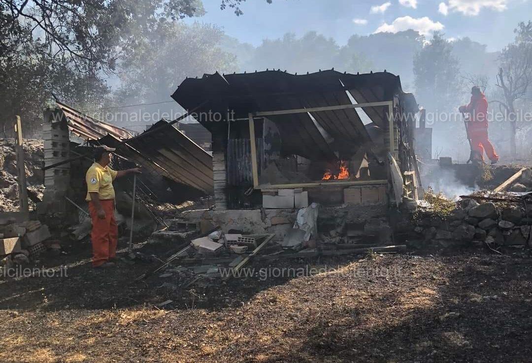 Incendio a Scario, a fuoco un capanno e due ettari di macchia mediterranea