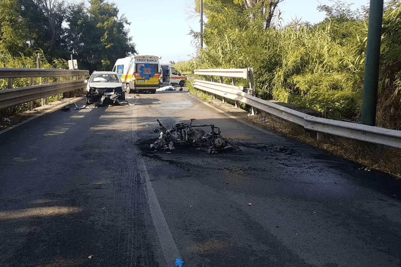 Auto contro moto lungo la litoranea: muore un centauro