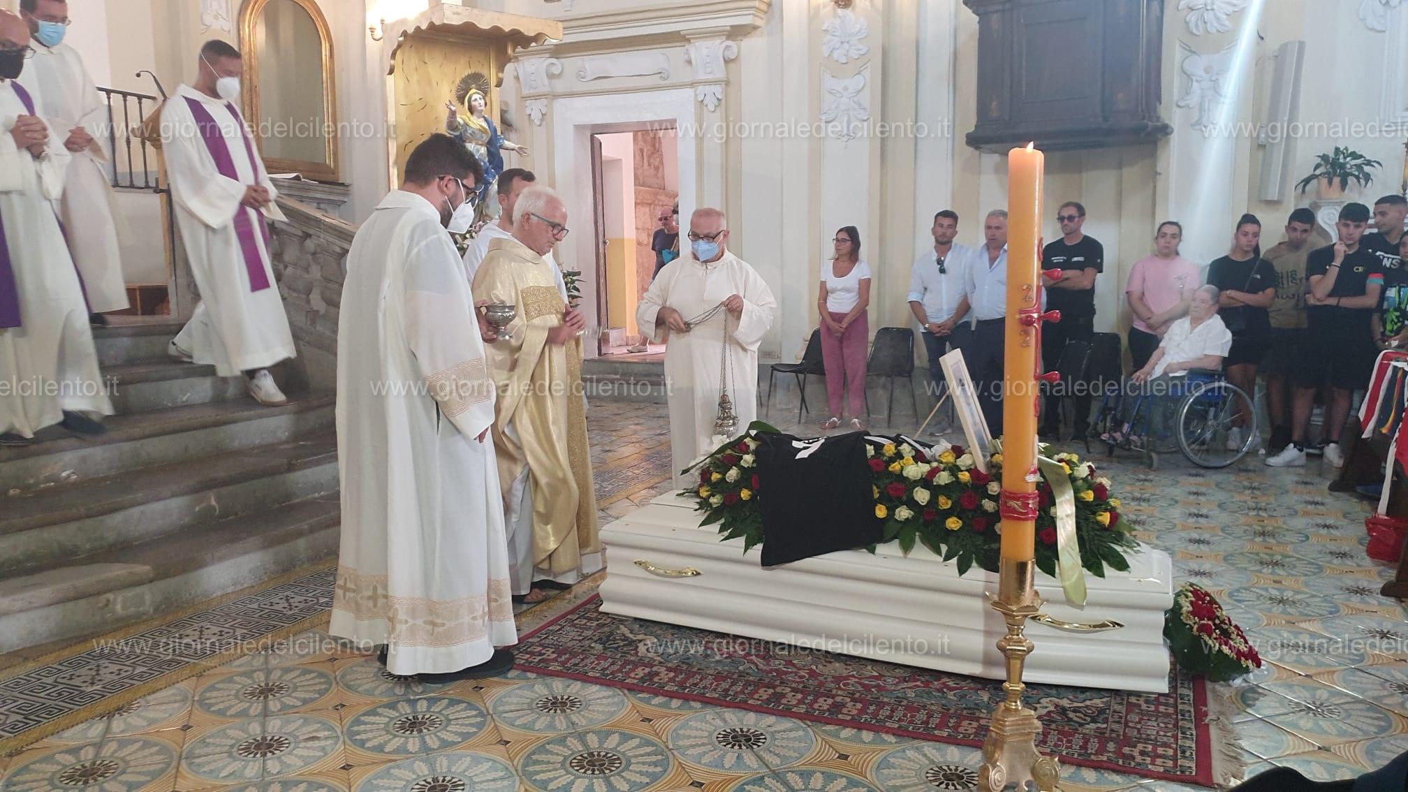 Lacrime e dolore a Policastro Bussentino per l’ultimo saluto a Lorenzo Pio Coronato