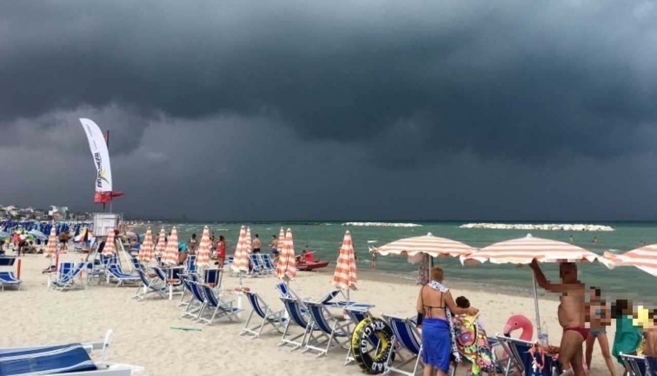 Caldo e pioggia, turisti in fuga dalle spiagge: cosa prevede il meteo