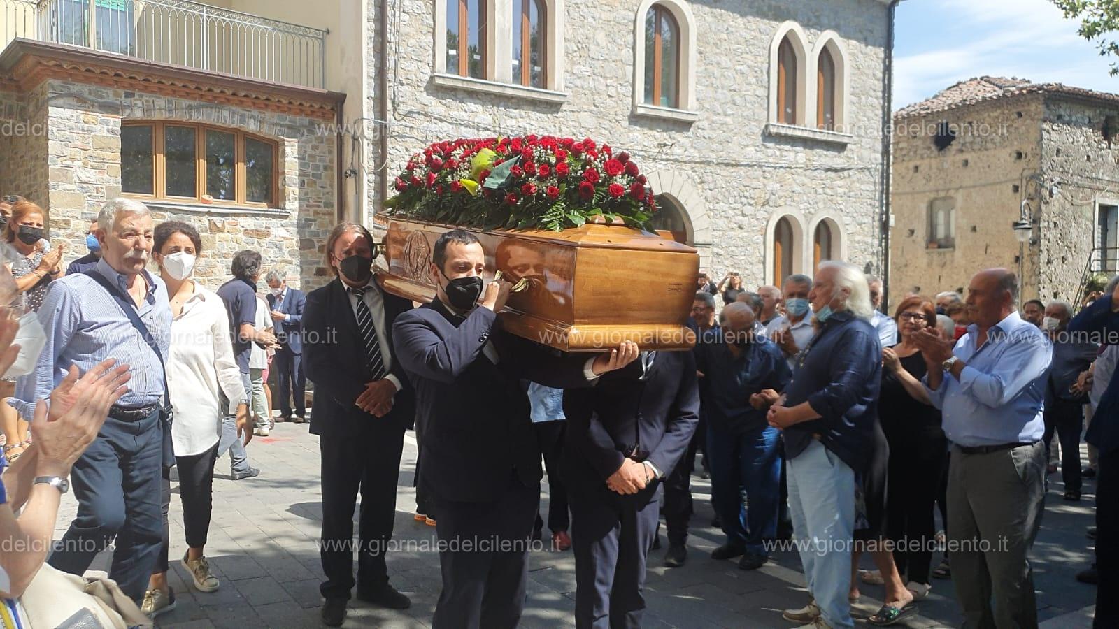 Caselle in Pittari, l’ultimo saluto all’ingegnere Nicola Materazzi tra lacrime e applausi