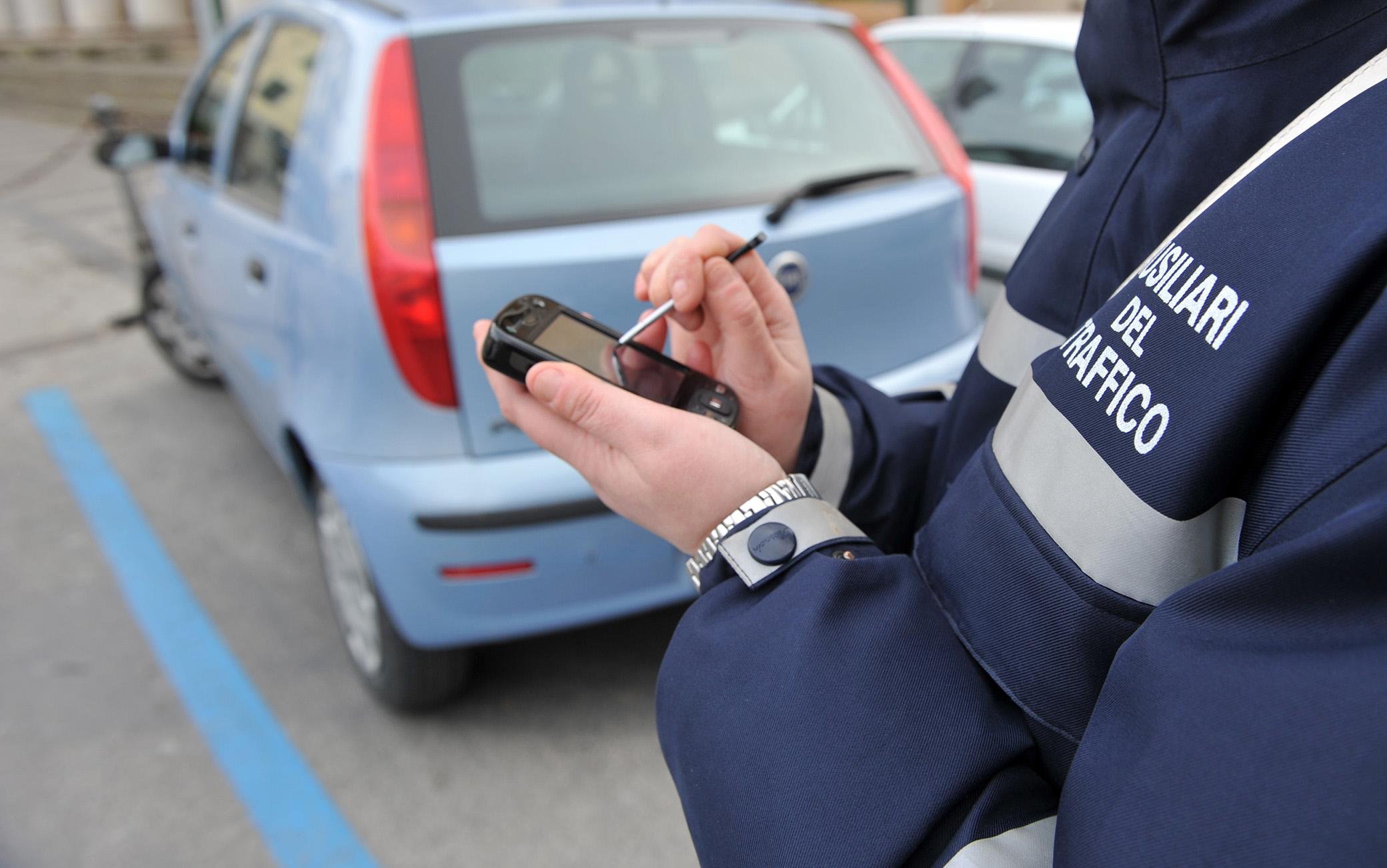 Palinuro, ausiliare del traffico picchiata per una multa: coppia rintracciata e denunciata