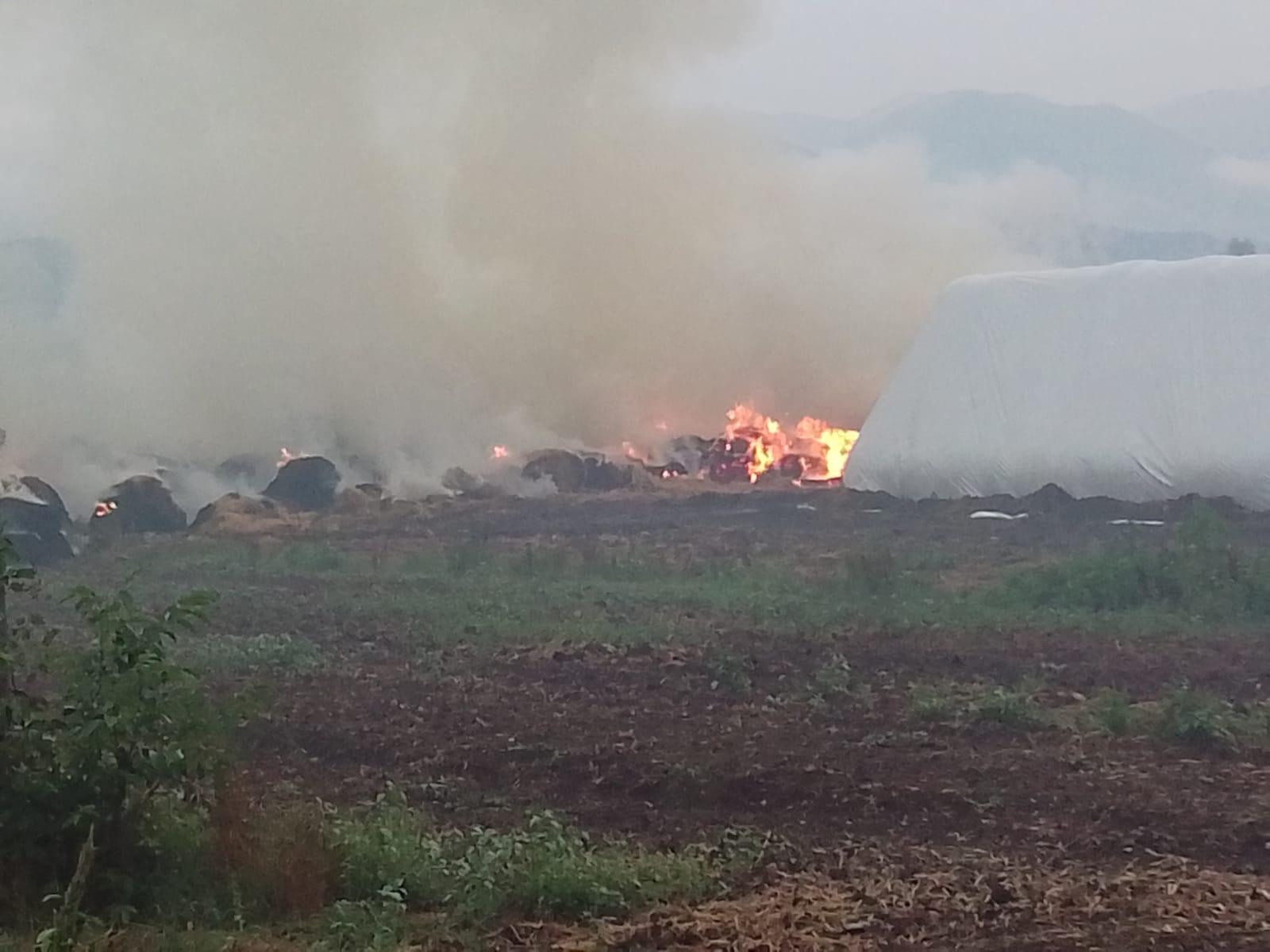 Polla, 300 balle di fieno in fiamme a causa di un fulmine