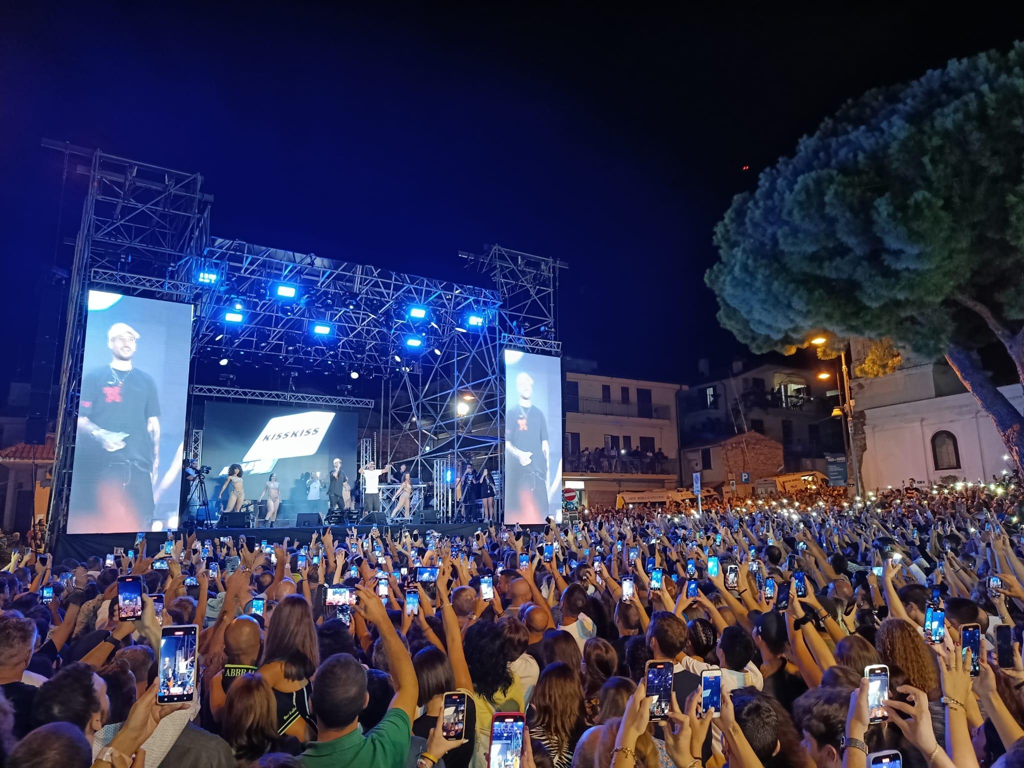 Radio Kiss Kiss infiamma Palinuro: in migliaia per il concerto in piazza