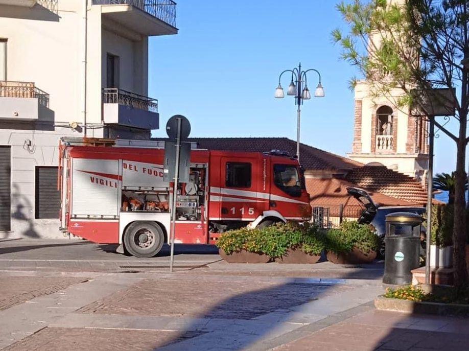 Castellabate, gattina nel vano motore di un’auto: salvata dai vigili del fuoco