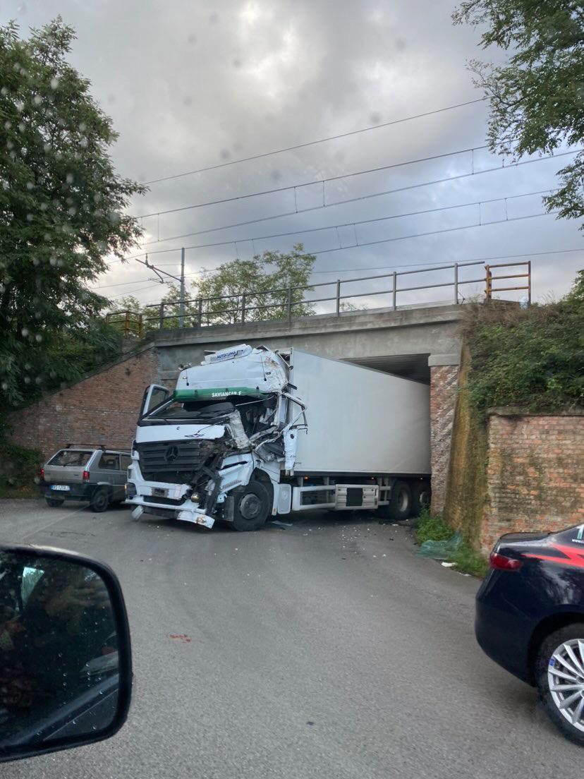 Grave incidente a Velia, un ferito. Pullman scuola bloccati – FOTO