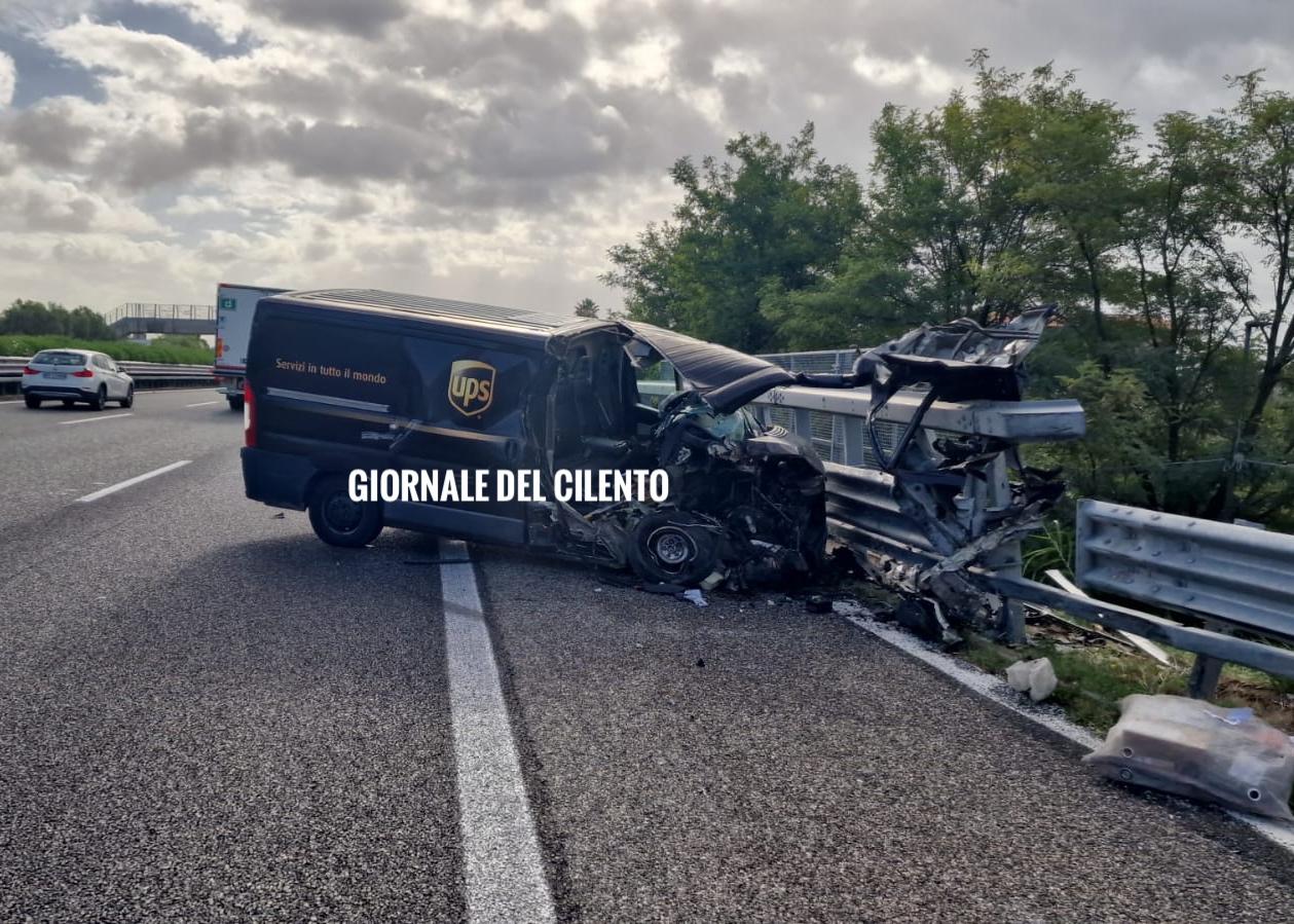 Corriere si schianta in autostrada: ferito