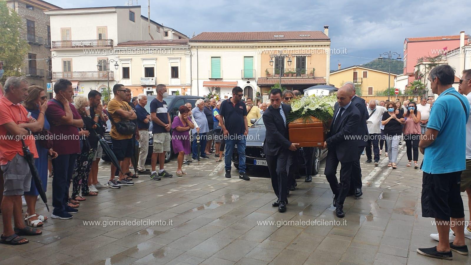 Sapri, folla per l’addio a Diego Mandola. L’ultimo saluto tra le note di “Ovunque sarai”￼￼￼