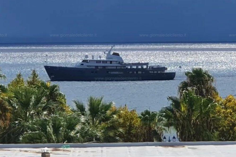 Diego Della Valle arriva a Scario con il suo mega yacht