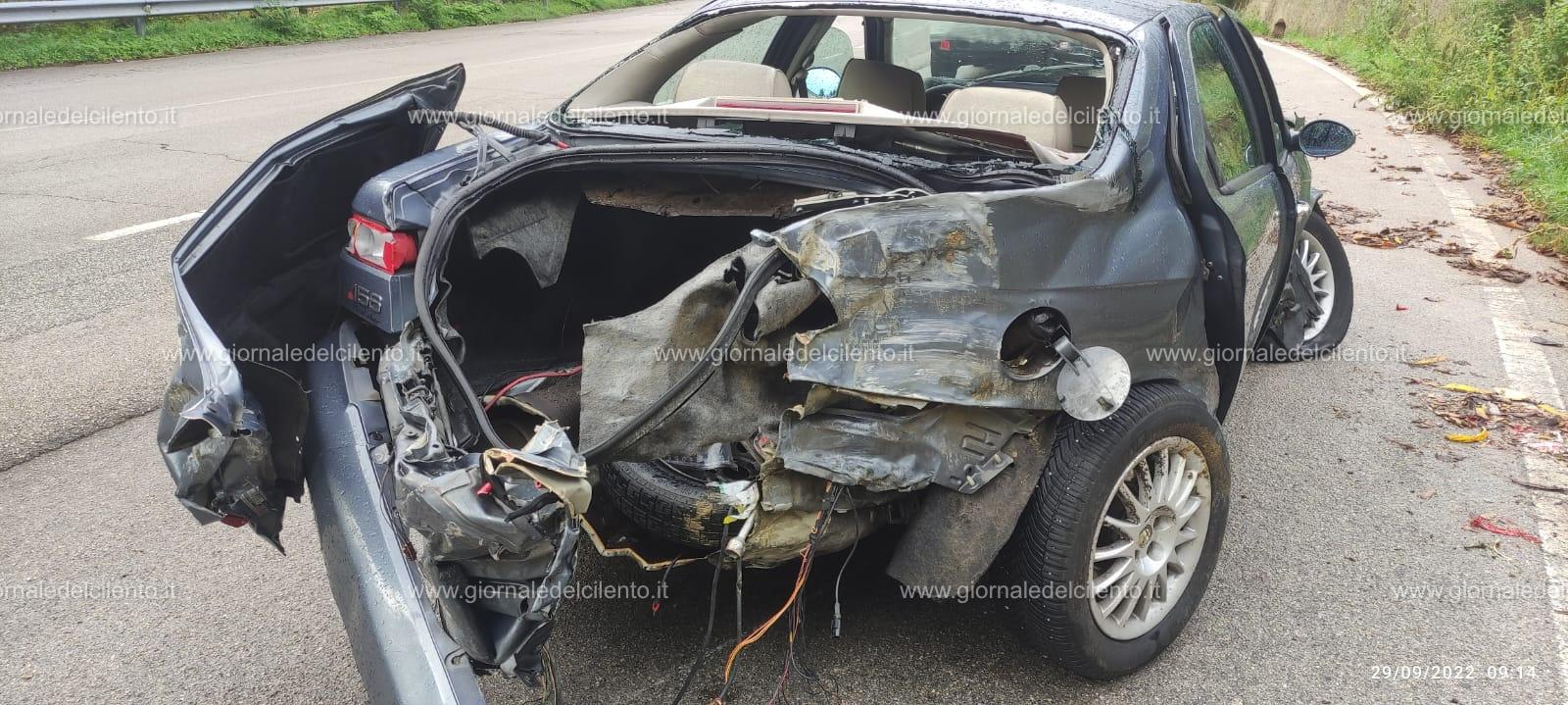 Si schianta con l’auto contro il muro del cimitero, doppio incidente stradale a Polla