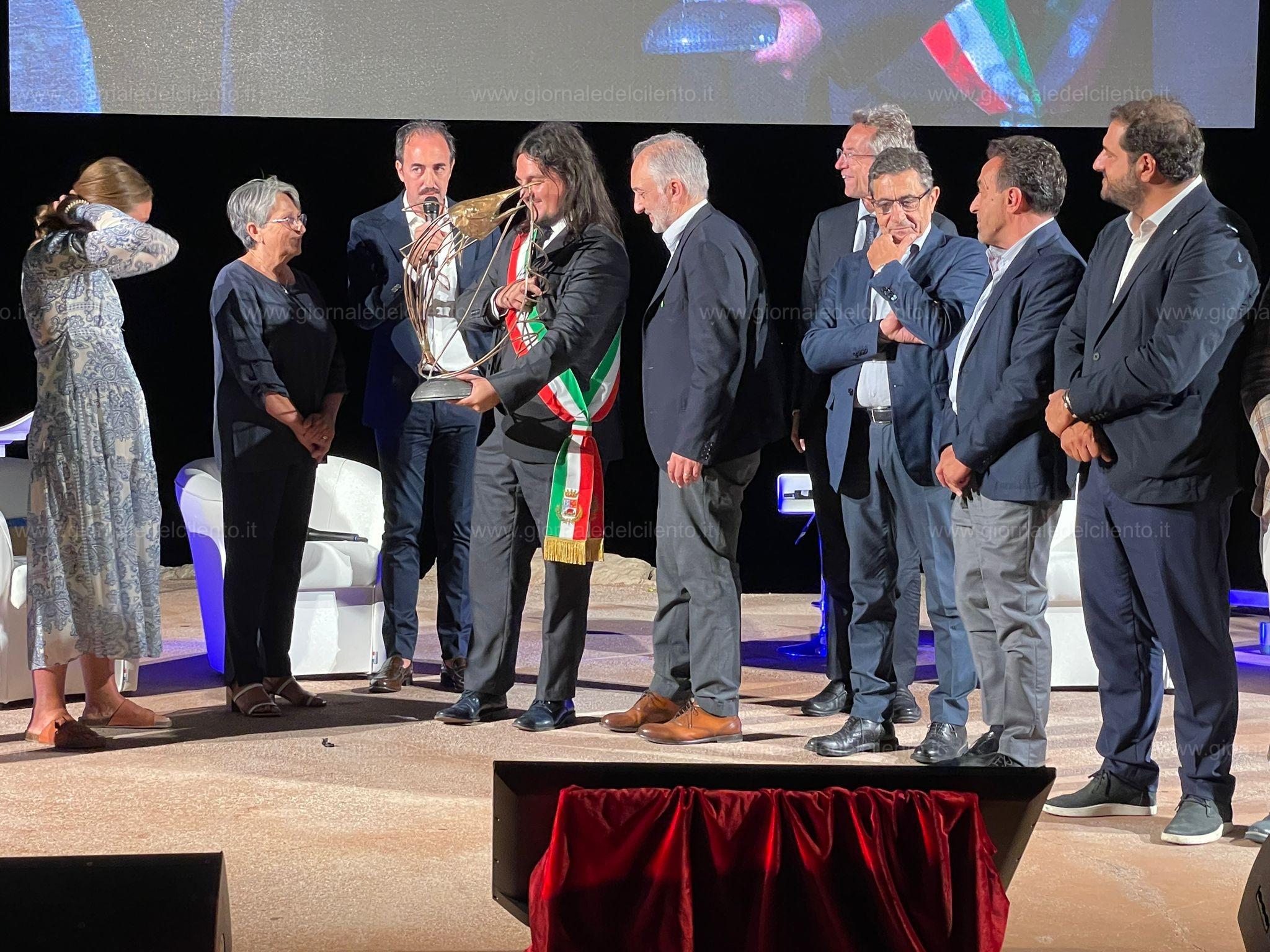 Premio Vassallo al sindaco di Bacoli Josi Gerardo Della Ragione: «Angelo un modello da seguire»