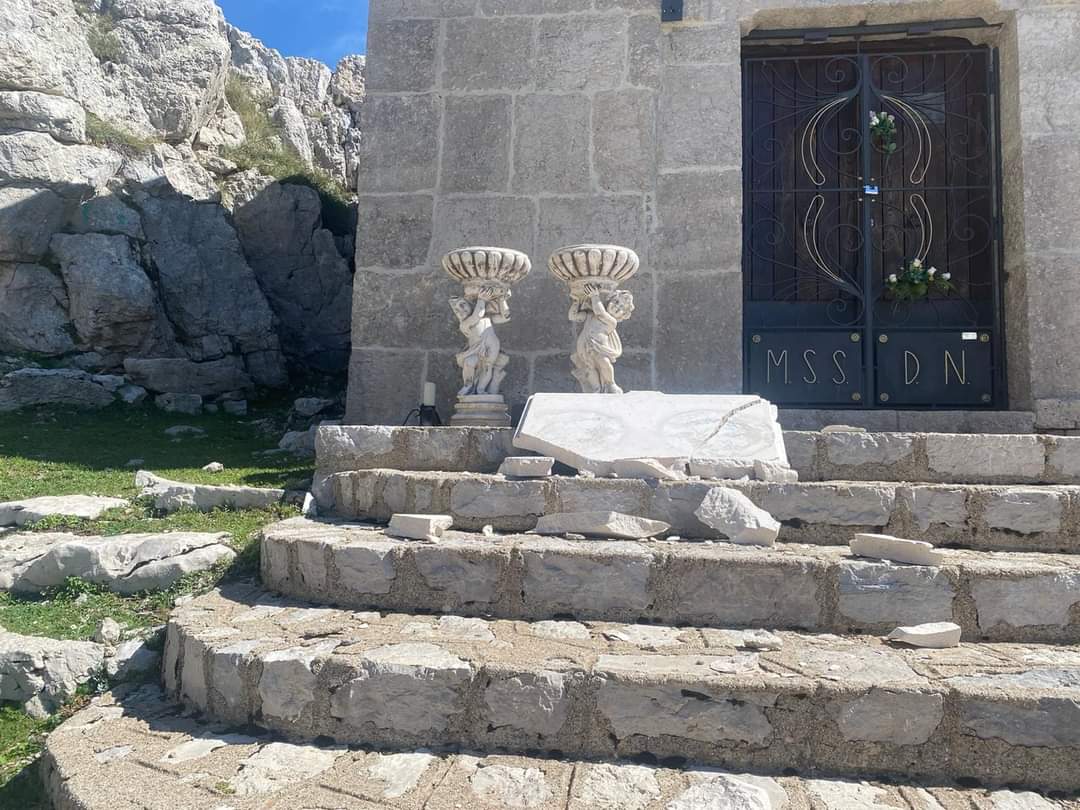 Sanza, fedeli indignati indignati per il vandalismo alla Madonna della Neve sul Cervati