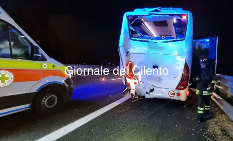 Incidente per autobus partito dal Vallo di Diano: 6 feriti