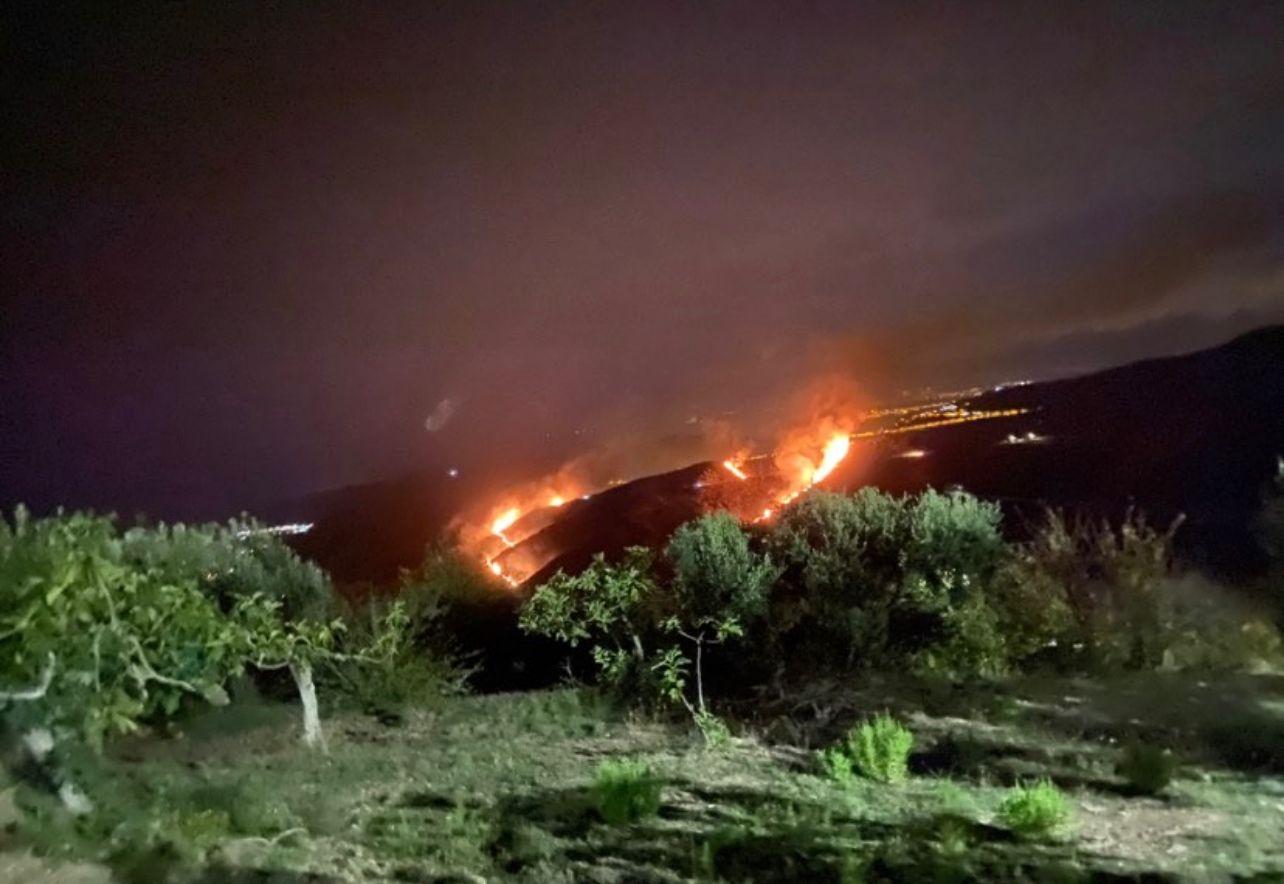 Cilento ancora minacciato dalle fiamme: vasto incendio nella notte tra Ortodonico e Serramezzane