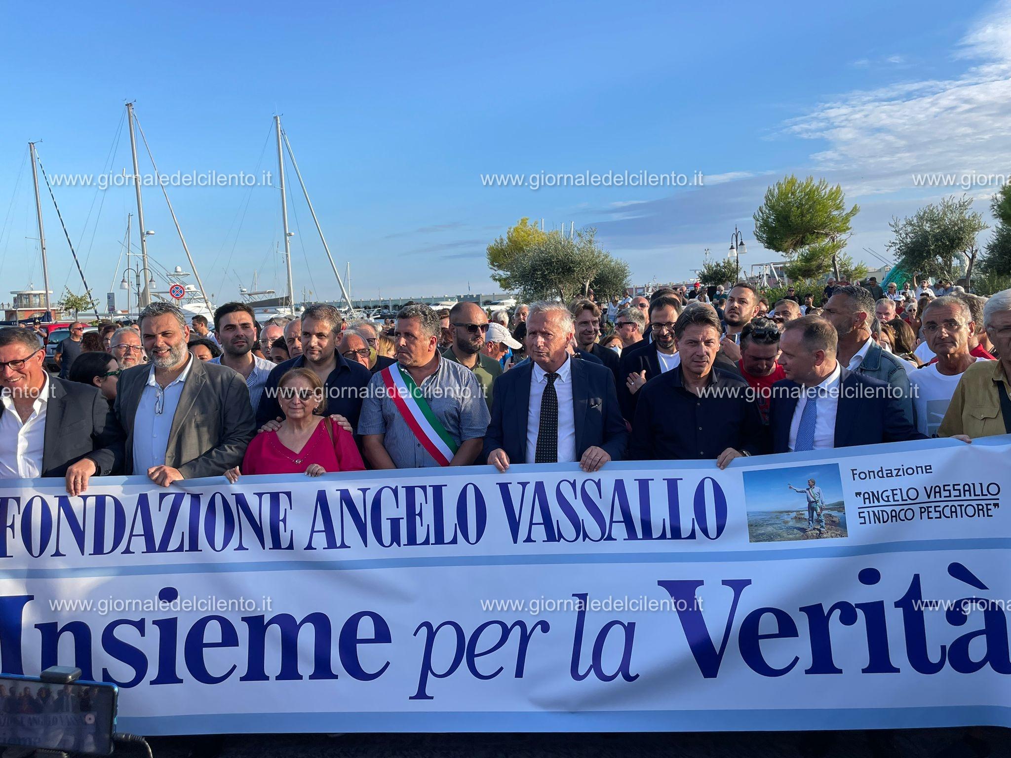 Il leader del M5s Giuseppe Conte alla marcia per Vassallo: «Ora vogliamo la verità»