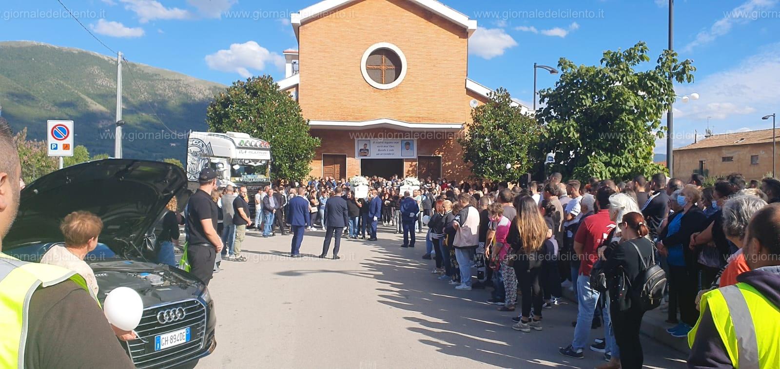 Polla si stringe in un abbraccio per l’ultimo saluto a Terenzio e Vittorio