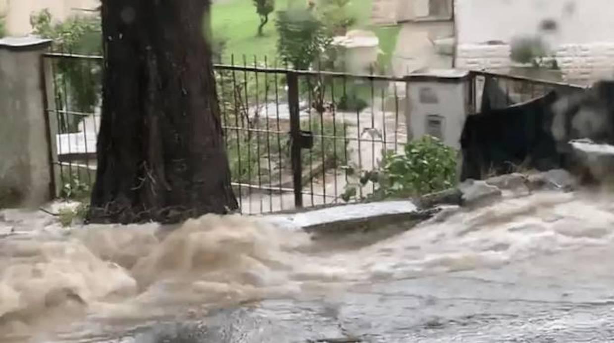 Golfo di Policastro nella morsa del maltempo, allagamenti a Sapri: chiuso il sottopasso a Vibonati