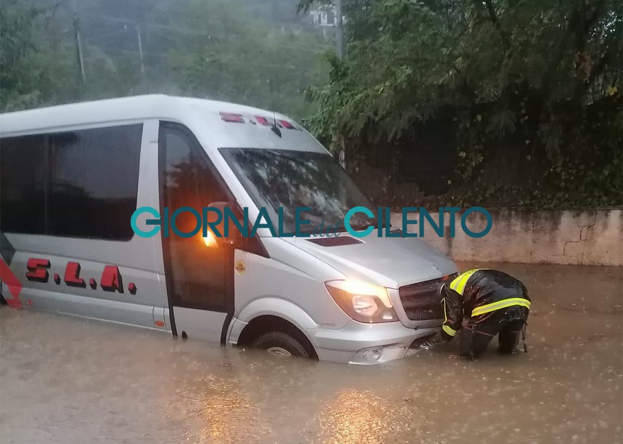 Vibonati, mezzo bloccato dalla pioggia nel sottopasso: salvi in 3 – FOTO