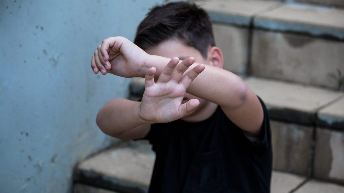 Laurino, bimbo bullizzato su chat scuola per aspetto fisico: scoppia il caso