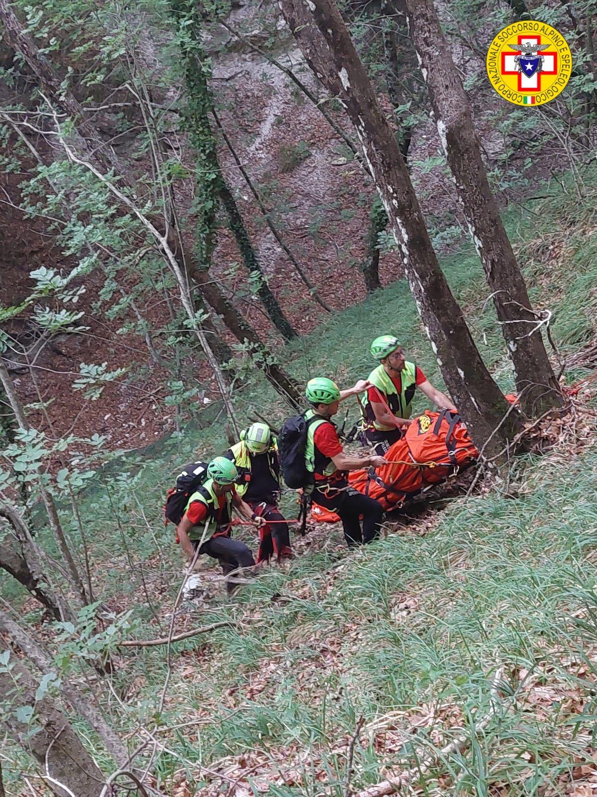 Va in cerca di funghi con il figlio, precipita e resta ferito. Soccorso in elicottero