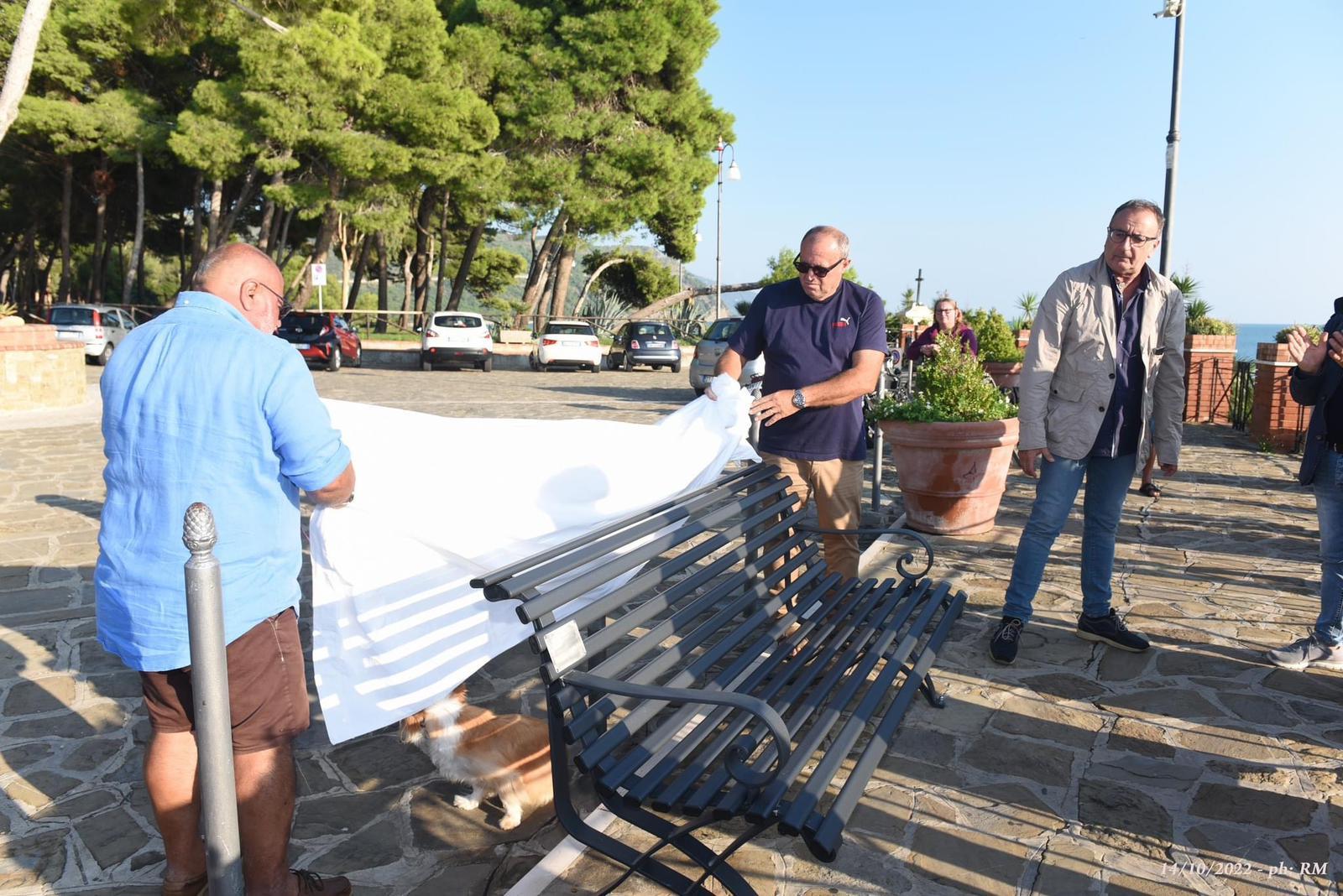 Ogliastro Marina, una panchina dedicata alla memoria di Luigi Di Luccia