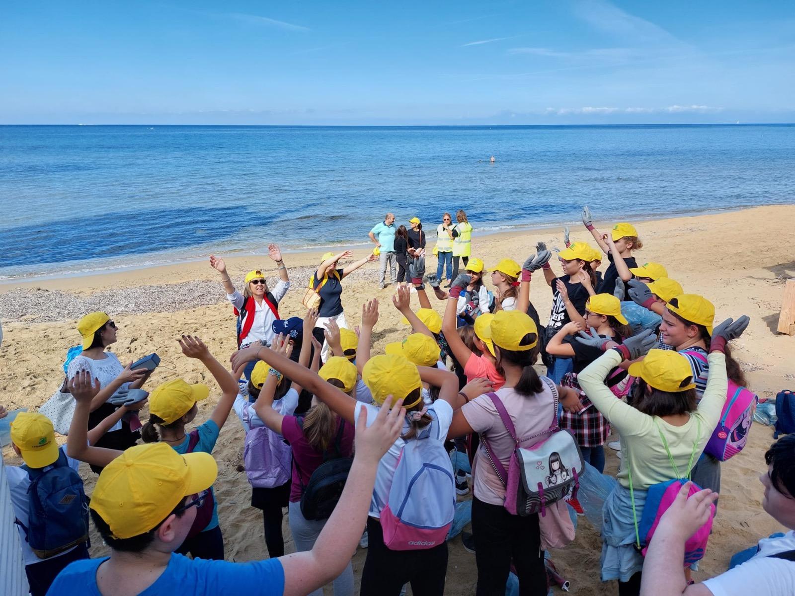 Castellabate: studenti in spiaggia per “Puliamo il mondo”, l’iniziativa nazionale di Legambiente
