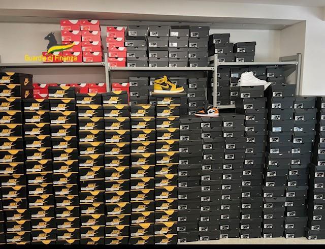 Vallo di Diano, Nike contraffatte: sequestrate circa 5 mila paia di scarpe