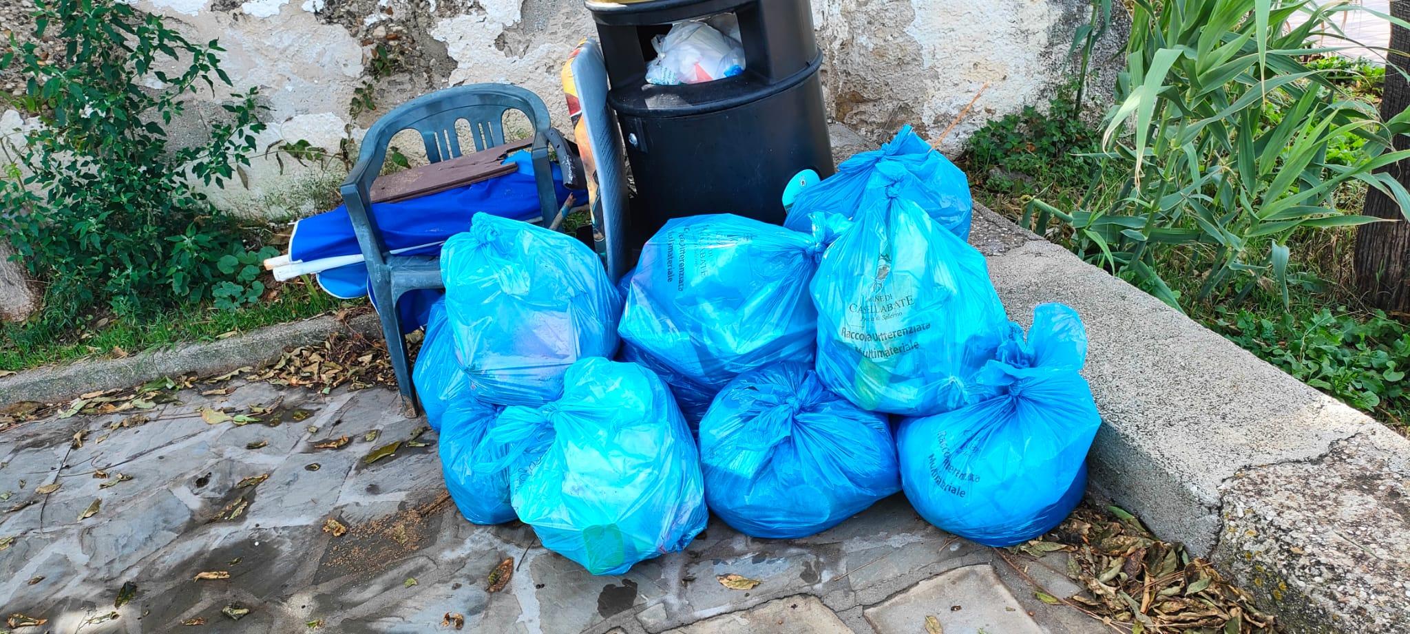 Volontari in azione a Castellabate: ripulita una parte della spiaggia nella frazione Lago