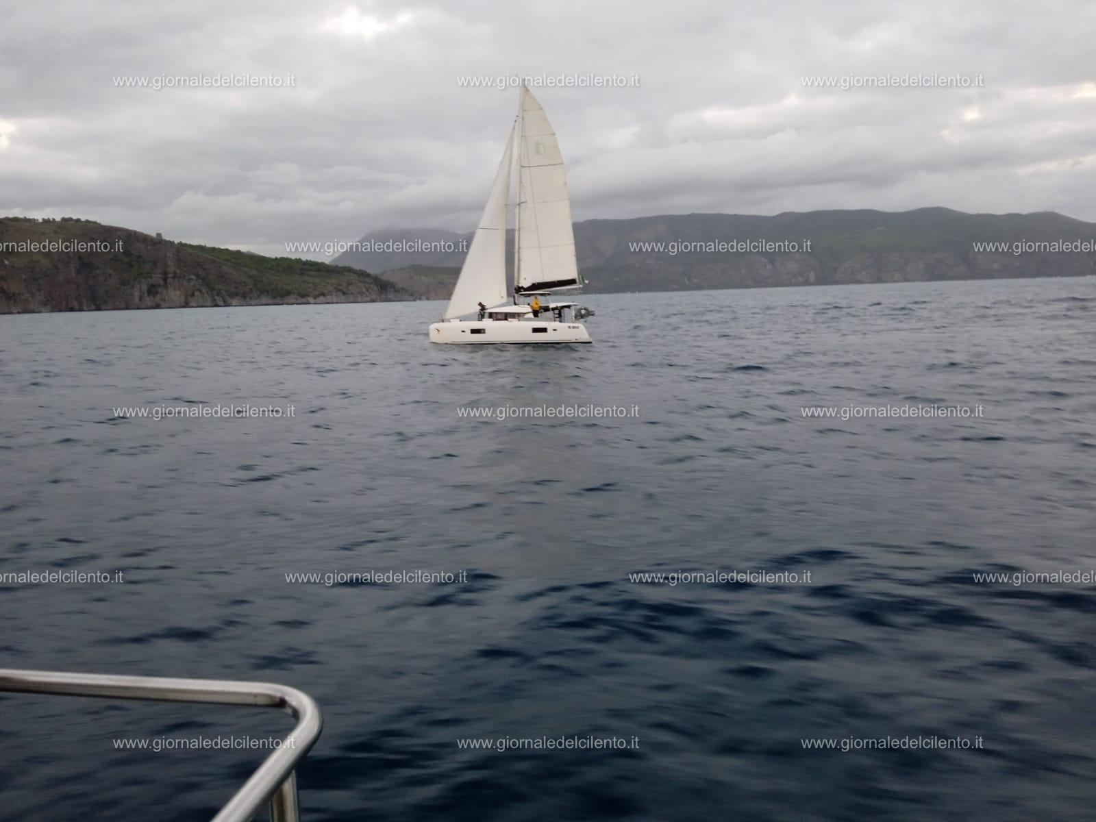 Barca a vela in balia delle onde a largo di Palinuro: 4 tedeschi salvati