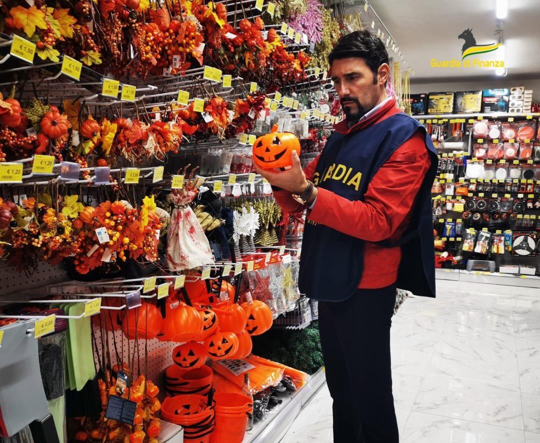 Halloween, sequestrata merce per 10mila euro in magazzino di Vallo della Lucania