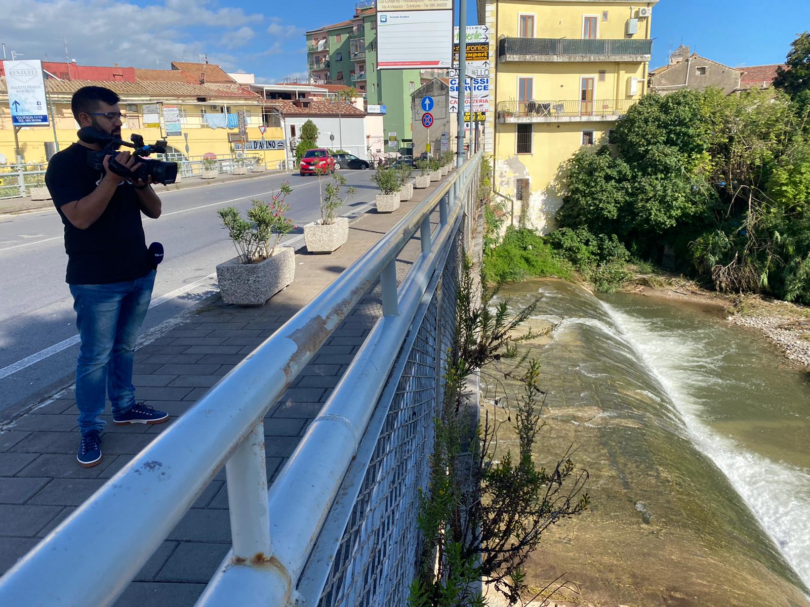 Tenta di suicidarsi da un ponte a Pontecagnano: salvato da un inviato di Barbara D’Urso