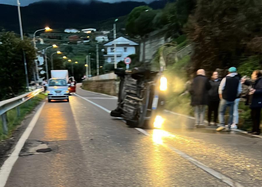 Roccadaspide, auto si cappotta: salvo il conducente