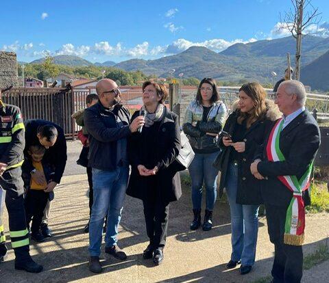 Piantate due querce in villa comunale, l’omaggio di Sanza a Morello e al coraggio dei Vigili del Fuoco