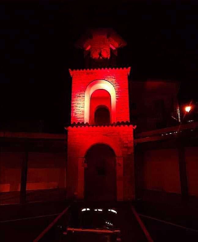 Violenza contro le donne, la torre-orologio di Sessa Cilento si illumina di rosso
