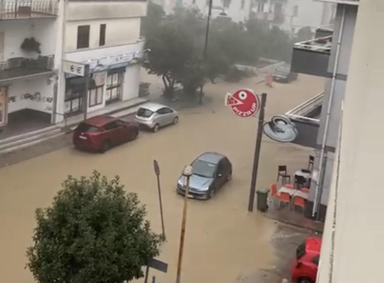 Bomba d’acqua sul golfo di Policastro, Sapri di nuovo allagata. Auto bloccata a Villammare